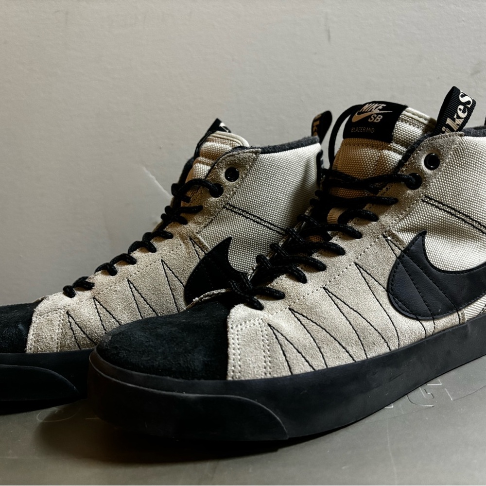 Men’s Nike canvas sneakers. Size 10M. Good preowned condition.